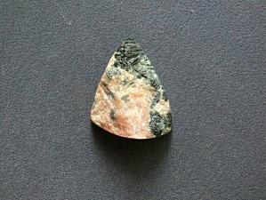 полевой шпат с вкл турмалина шерл (природный) 10х36х42